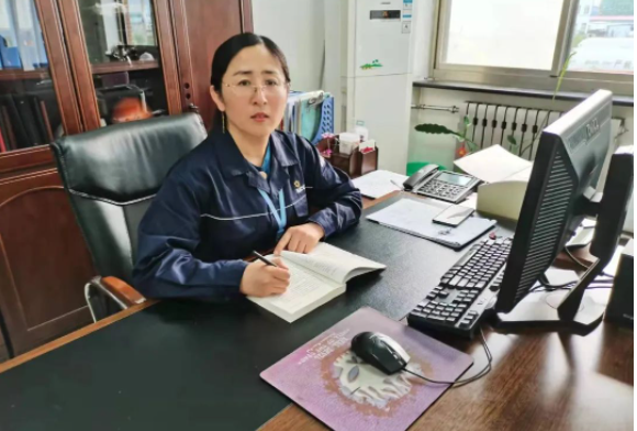 萬達(dá)集團·耐斯特炭黑有限公司劉明燕在第十二屆黃河口首席技師評選中榮獲榮譽稱號。經(jīng)過多輪角逐，劉明燕在眾多參賽者中脫穎而出。