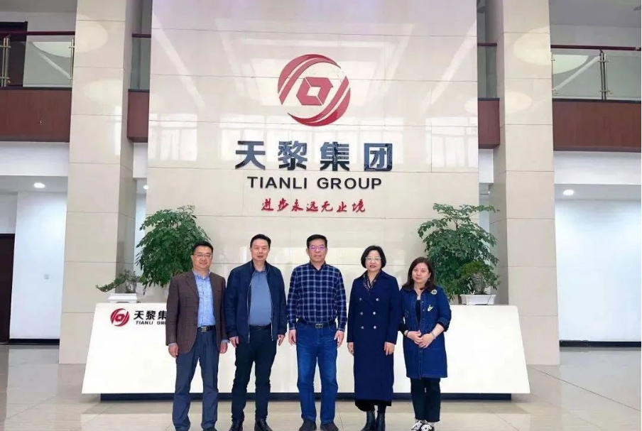 在交流中，李會長強調(diào)，這次協(xié)會走基層，訪實情，共發(fā)力的調(diào)研活動到武漢華中強化輪胎公司后感觸頗深，感謝華中強化輪胎公司為協(xié)會和市場輪胎循環(huán)利用作出的努力和貢獻。