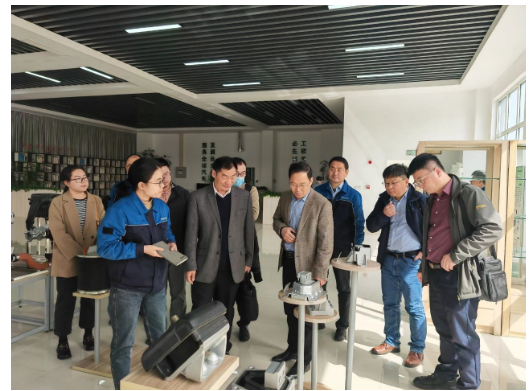 山東科技大學(xué)交通學(xué)院院長莘嵩一行來到山東美晨工業(yè)集團有限公司進行參觀調(diào)研。本次交流中，雙方就開展校企合作、培養(yǎng)高端人才、共建校企研究平臺、推進“產(chǎn)學(xué)研”深度融合等進行深入探討交流。