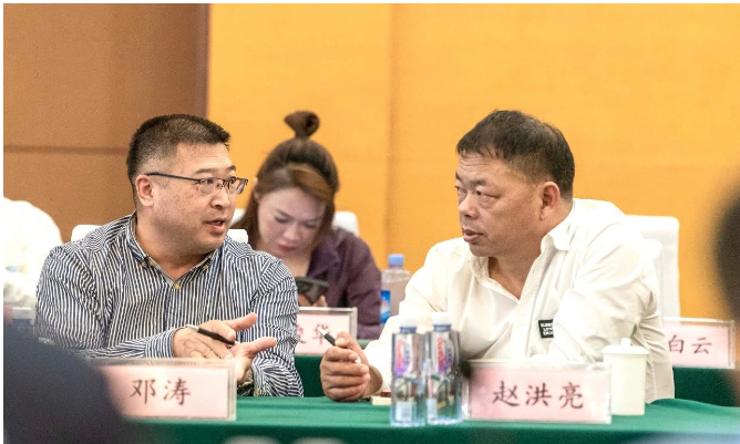 利通科技董事長(zhǎng)趙洪亮首先對(duì)利通科技二十年來(lái)的發(fā)展歷程及未來(lái)十年的戰(zhàn)略規(guī)劃進(jìn)行了講解與解讀。董事長(zhǎng)表示，利通科技將圍繞國(guó)內(nèi)外市場(chǎng)推動(dòng)實(shí)施品牌發(fā)展戰(zhàn)略，從市場(chǎng)渠道、人才儲(chǔ)備、產(chǎn)品集成、技術(shù)創(chuàng)新等方面實(shí)現(xiàn)“由基礎(chǔ)到先進(jìn)，由先進(jìn)到卓越”跨越式的發(fā)展。