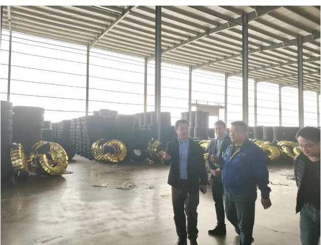 張永彬、余欣海深入兩家輪胎工廠，詳細(xì)了解實(shí)際運(yùn)行情況。