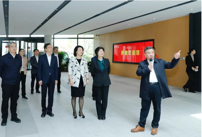 江蘇省政協(xié)主席張義珍一行日前到訪了薩馳智能裝備股份有限公司進(jìn)行考察調(diào)研。