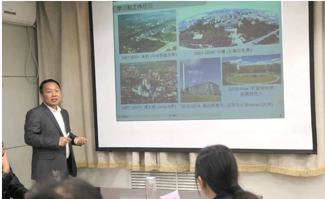 魏剛高級(jí)研究員是德國不來梅大學(xué)課題組長，歐盟研究委員會(huì)、德國科學(xué)基金、卡塔爾大學(xué)內(nèi)部科學(xué)基金、以色列科學(xué)基金、波蘭國家科學(xué)基金、德國洪堡基金會(huì)以及法國斯特拉斯堡大學(xué)萊恩基金會(huì)評(píng)審人，入選德國洪堡學(xué)者、卡爾蔡司學(xué)者，2022年入選材料科學(xué)領(lǐng)域全球前2%頂尖科學(xué)家。擔(dān)任SCI雜志Journal of Nanobiotechnology副主編，以及多個(gè)SCI雜志編輯和編委。主持德國科學(xué)基金、卡爾-蔡司基金等多個(gè)項(xiàng)目。