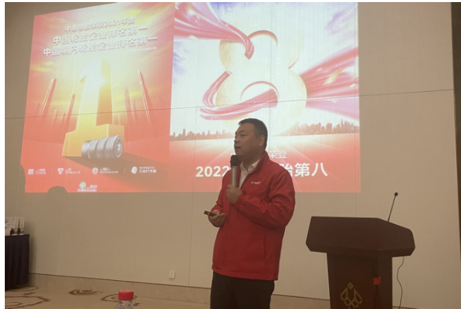 中策橡膠乘用車胎渠道科經(jīng)理王友忠在會議上針對渠道系統(tǒng)、1號的銷售進(jìn)行了交流探討。1號增長迅猛，為零售商刷新業(yè)績奠定堅實基礎(chǔ)。得益于突破性的性能和極佳的服務(wù)，1號產(chǎn)品在高端輪胎市場地位日益穩(wěn)固，勢能積累放大，品牌價值持續(xù)提升，1號勢必將繼續(xù)保持市場強(qiáng)勢地位，打開發(fā)展新格局。