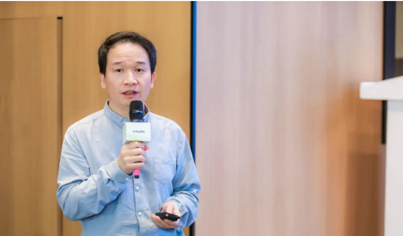 華南理工大學材料學院院長郭寶春帶來了《可重復加工橡膠的設計和制備》的報告。他介紹了兼顧增強和可重復加工的動態(tài)共價交聯(lián)橡膠的設計，包括界面可交換鍵、動態(tài)共價鍵/動態(tài)弱鍵等雙交聯(lián)設計，指出動態(tài)共價交聯(lián)橡膠為可重復加工橡膠的設計提供了重要機遇。