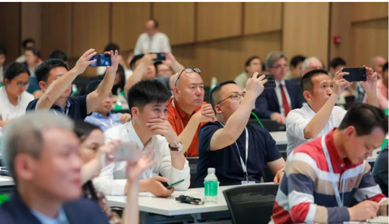 此次高峰論壇圍繞“綠色低碳、智創(chuàng)未來”的主題，業(yè)內(nèi)知名專家學者分享了多個業(yè)內(nèi)高精尖技術先進課題，現(xiàn)場反響熱烈，不少與會客商進行了積極互動，對業(yè)內(nèi)目前存在的問題也進行了深入討論。