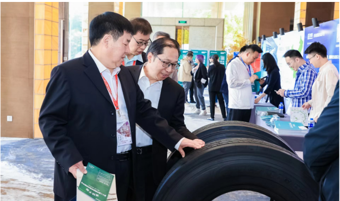 大會論壇期間，還舉行2022-2023 年度城市物流發(fā)展創(chuàng)新成果、創(chuàng)新產(chǎn)品以及優(yōu)秀案例發(fā)布，邀請國內(nèi)行業(yè)內(nèi)媒體、專家就創(chuàng)新成果和優(yōu)秀產(chǎn)品案例等內(nèi)容舉行發(fā)布活動。貴州輪胎憑借過硬的產(chǎn)品品質(zhì)、專家組調(diào)研以及用戶反饋，榮獲該殊榮。