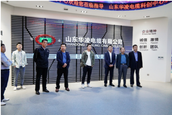 在山東華凌電纜有限公司，交流團(tuán)一行人首先參觀了電纜展廳。華凌電纜副董事長(zhǎng)王兆波為大家介紹了華凌電纜的發(fā)展歷程、人才培育、產(chǎn)品研發(fā)及企業(yè)榮譽(yù)等情況。