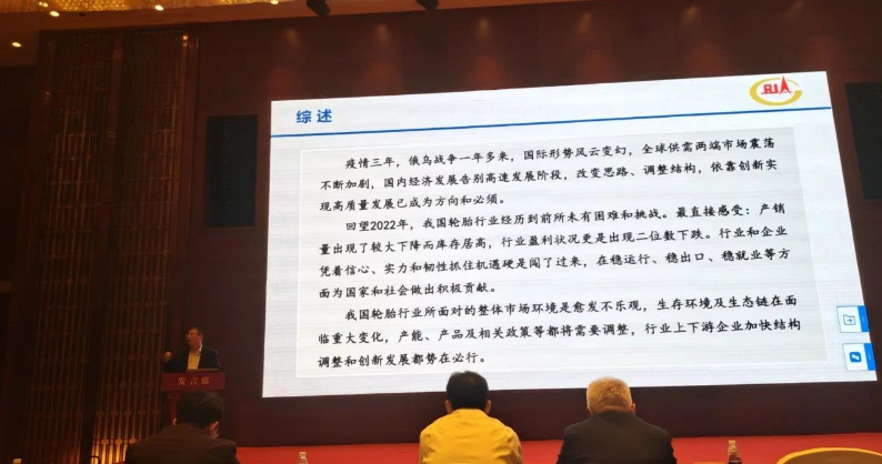 史一鋒指出，中國(guó)輪胎做大，并實(shí)現(xiàn)全球第一，離不開中國(guó)橡機(jī)行業(yè)的發(fā)展和支撐。下一步中國(guó)輪胎行業(yè)實(shí)現(xiàn)做強(qiáng)仍需要橡機(jī)行業(yè)再發(fā)力，需要雙方更緊密的合作來實(shí)現(xiàn)創(chuàng)新突破。