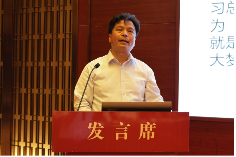 北京化工大學(xué)楊衛(wèi)民教授的報(bào)告是“輪胎設(shè)計(jì)與制造工藝裝備創(chuàng)新發(fā)展”，介紹了他從北京化工大學(xué)畢業(yè)后從事的橡膠機(jī)械開發(fā)、塑料機(jī)械開發(fā)，以及目前為輪胎制造裝備提出的創(chuàng)新設(shè)計(jì)理念。