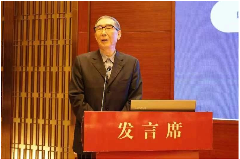 中國(guó)橡膠工業(yè)協(xié)會(huì)前會(huì)長(zhǎng)范仁德帶來了“工業(yè)元宇宙與橡膠工業(yè)智能制造”的報(bào)告，他在報(bào)告中介紹了“元宇宙”是整合多種技術(shù)而產(chǎn)生的新型虛實(shí)相融的互聯(lián)網(wǎng)應(yīng)用，將虛擬世界與現(xiàn)實(shí)世界在經(jīng)濟(jì)系統(tǒng)上密切融合，并介紹了“元宇宙”在現(xiàn)代工業(yè)中的實(shí)際應(yīng)用。