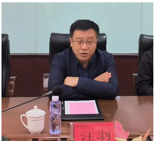 最后，汪羽指出，要嚴格按照黑貓集團和黑貓股份要求，安排好生產(chǎn)經(jīng)營工作，同時樹立成本觀念，積極調(diào)整經(jīng)營結構，通過降低成本消耗，創(chuàng)造更大經(jīng)營效益。并強調(diào)，要強化新時期干部隊伍建設，注重對基層一線員工的發(fā)掘培養(yǎng)任用，提高對基層一線優(yōu)秀員工的關注度，為更多優(yōu)秀員工搭建好人盡其才的廣闊舞臺，為黑貓集團和股份公司新型多元、轉(zhuǎn)型升級發(fā)展儲備智慧和力量。