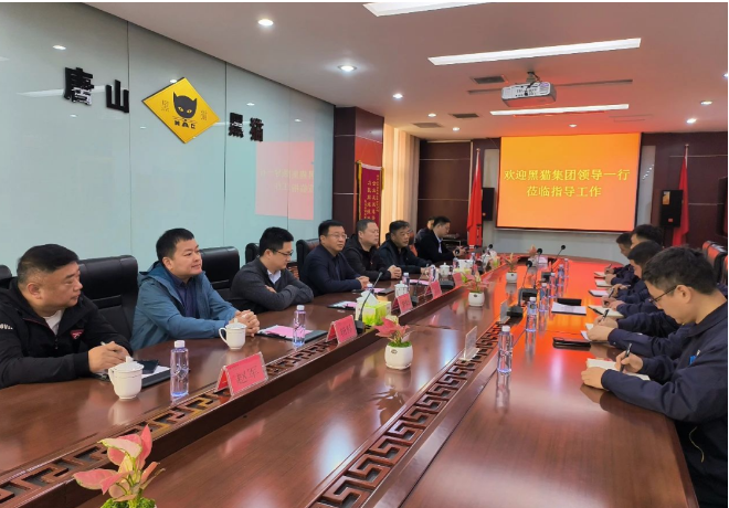 后，在座談會上，魏明表示，要在鞏固現(xiàn)有成績基礎上持續(xù)提升現(xiàn)場管理，積極與炭黑事業(yè)部及對口部門加強溝通對接，準確把握市場需求及經(jīng)營決策，實現(xiàn)產(chǎn)銷平衡，加快完成現(xiàn)階段煤氣對接，徹底解決燃料問題，快速實現(xiàn)盈利。同時各車間要會算賬、算好賬，創(chuàng)造價值、干出效益。