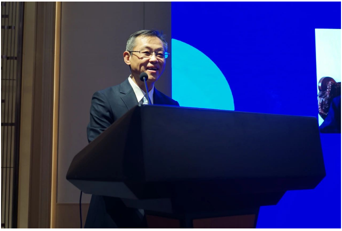 天津中和膠業(yè)股份有限公司董事長馮運表示，當前，全球疫情影響減弱，國內(nèi)經(jīng)濟復(fù)蘇，但接踵而至的國際貿(mào)易保護主義抬頭、國內(nèi)經(jīng)濟復(fù)蘇乏力、原材料價格上下波動等，都給橡膠制品行業(yè)帶來了很大挑戰(zhàn)，可以說不確定性是這個時期唯一的確定性。在這個充滿不確定的時期，混煉膠產(chǎn)業(yè)面臨更多問題，同時也有著更多的機遇，更有責任為整個行業(yè)的轉(zhuǎn)型升級作出應(yīng)有的貢獻。馮運建議企業(yè)通過協(xié)會搭建的平臺，發(fā)揮各自的優(yōu)勢，攜手上下游行業(yè)，立足當前，面向未來，深度探討產(chǎn)業(yè)鏈的創(chuàng)新發(fā)展之路，為行業(yè)發(fā)展注入新的活力，共同推動行業(yè)的高質(zhì)量發(fā)展。