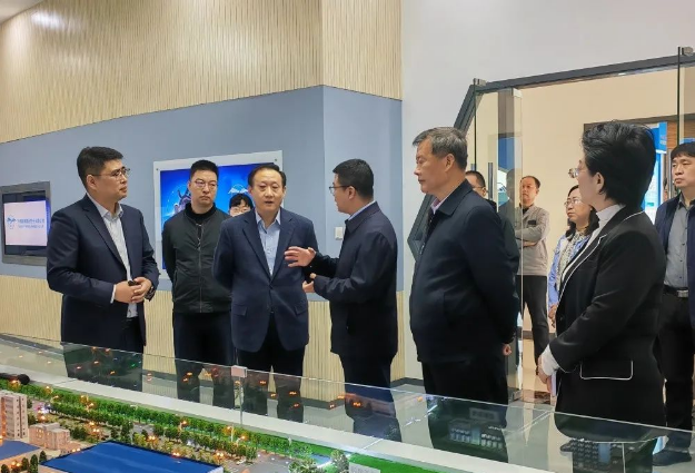張國盛副主任一行參觀了集團公司文化展廳和產(chǎn)品展廳，了解了鵬翎集團在企業(yè)文化、產(chǎn)品研發(fā)方面取得的成就和創(chuàng)新。此外，張國盛副主任對集團公司在區(qū)域合作方面取得的進展和成績給予了肯定和贊揚，并希望集團公司在未來繼續(xù)發(fā)揮引領作用，為濱海新區(qū)乃至京津冀地區(qū)的蓬勃發(fā)展貢獻力量。