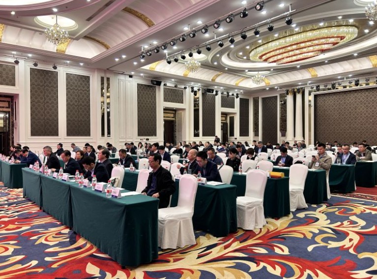 近日，江蘇省涂料行業(yè)協(xié)會(huì)年會(huì)在句容碧桂園鳳凰城酒店舉行，本次年會(huì)的主題為“突破自我，穩(wěn)步創(chuàng)新”。會(huì)議邀請(qǐng)了近百家涂料企業(yè)和200余位行業(yè)嘉賓參加，共同探討江蘇省涂料行業(yè)的發(fā)展方向和未來的發(fā)展計(jì)劃。
