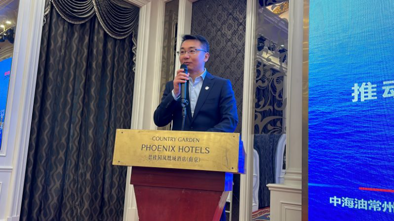 本次年會(huì)共設(shè)置了多個(gè)議題，中海油常州涂料化工研究院有限公司董事長(zhǎng)高楊作《以守正創(chuàng)新推動(dòng)涂料行業(yè)高質(zhì)量發(fā)展》演講，他表示常州涂料院守科研院所精神之正、創(chuàng)現(xiàn)代企業(yè)制度之新，形成了自己企業(yè)發(fā)展的思路。未來常住院將緊扣主責(zé)主業(yè)，突出核心能力建設(shè)，著力推動(dòng)科技創(chuàng)新;努力探索“低碳”轉(zhuǎn)型方向，融入海油發(fā)展“碳中和”產(chǎn)業(yè)鏈，推動(dòng)涂料新材料業(yè)務(wù)實(shí)現(xiàn)高質(zhì)量可持續(xù)發(fā)展，致力于打造中國(guó)涂料新材料行業(yè)“碳中和” 領(lǐng)軍企業(yè)。