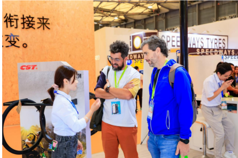 作為展會上備受關(guān)注的企業(yè)之一，正新輪胎吸引了眾多采購商的關(guān)注。據(jù)炭黑產(chǎn)業(yè)網(wǎng)了解，各國核心客戶對正新輪胎的新產(chǎn)品表示了極大的興趣，紛紛駐足觀看，洽談合作。此外，正新輪胎還展出了行銷全世界100多個國家的自行車輪胎主力產(chǎn)品，包括E-BIKE、SMALL WHEEL、ROAD/GRAVEL、MTB、CITY、SAKURA、TUBES、BROWNS FAMILY、DK40等多樣化系列產(chǎn)品。