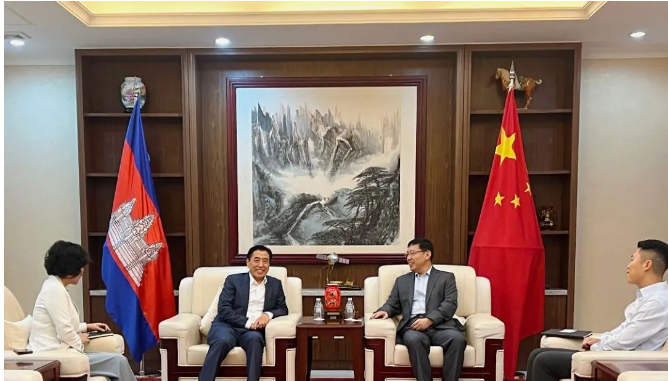 中國國橡中心主任袁仲雪在柬埔寨金邊拜訪了中國駐柬埔寨大使王文天。
