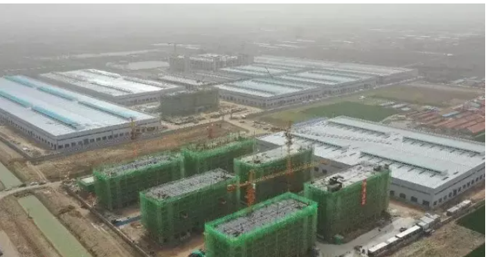 據(jù)了解，該項(xiàng)目由青島環(huán)球輸送帶有限公司投資建設(shè)，總投資30億元，占地780畝，主要從事各種規(guī)格、型號(hào)的抗撕裂高強(qiáng)力輸送帶生產(chǎn)。項(xiàng)目一期已于今年4月竣工投產(chǎn)，而項(xiàng)目二期則在快速建設(shè)之中。