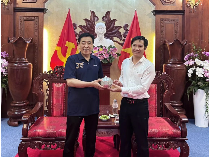 越南生產(chǎn)基地作為世界最大的單體橡膠輪胎工廠之一，生產(chǎn)的輪胎種類多樣，產(chǎn)品質(zhì)量備受好評(píng)。數(shù)千越南員工在生產(chǎn)基地成長(zhǎng)為優(yōu)秀人才，在崗位上肩負(fù)起重要責(zé)任。據(jù)了解，未來(lái)，賽輪集團(tuán)將依托國(guó)橡中心產(chǎn)業(yè)鏈優(yōu)勢(shì)，加速新設(shè)備、新工藝等在越南生產(chǎn)基地的應(yīng)用，打造全球先進(jìn)輪胎生產(chǎn)基地新樣板。