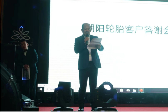 此外，蒙古中華總商會(huì)監(jiān)事長(zhǎng)席剛也在大會(huì)上發(fā)言，他為朝陽(yáng)輪胎蒙古經(jīng)銷商大會(huì)的成功召開(kāi)表示祝賀，并向中策橡膠集團(tuán)股份有限公司進(jìn)入全球輪胎制造企業(yè)前八名表示衷心祝賀。