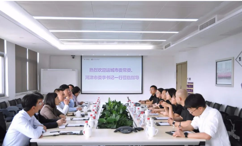 據(jù)了解，李曉武一行在現(xiàn)場(chǎng)聽(tīng)取了黑貓股份特種炭黑事業(yè)部關(guān)于經(jīng)營(yíng)發(fā)展、戰(zhàn)略布局、市場(chǎng)開(kāi)拓以及技術(shù)研發(fā)等方面的情況介紹。在聽(tīng)取過(guò)程中，他們對(duì)企業(yè)的經(jīng)營(yíng)戰(zhàn)略、團(tuán)隊(duì)素質(zhì)以及行業(yè)影響力等方面給予了充分肯定。與此同時(shí)，李曉武還向企業(yè)介紹了河津市良好的政商環(huán)境，并表達(dá)了對(duì)企業(yè)良好發(fā)展的期望和支持。