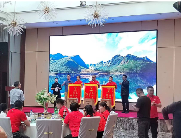 中策橡膠乘用車胎銷售部吉林區(qū)域經理肖強強介紹了渠道政策，并強調中策將提供各項保障。1號產品在各個方面的突破為全面的發(fā)展帶來了巨大的飛躍。除了產品方面的支持外，中策還將從多個維度幫助零售商提升競爭力，賦能萬千輪胎人。中策承諾通過渠道的全面支持，幫助門店實現(xiàn)快速進步與成長，使更多同行者能夠在頂峰相遇。