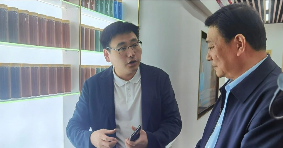 在座談會(huì)結(jié)束后，劉會(huì)長(zhǎng)在單淼總經(jīng)理的陪同下參觀了宇星科技的展示廳和智能示范車間。宇星科技作為高端氧化鐵制造商，近年來在高端涂料應(yīng)用方面取得了突破，推出了一系列創(chuàng)新產(chǎn)品，包括高著色強(qiáng)度氧化鐵、低吸油量氧化鐵和易分散氧化鐵。這些成果離不開宇星科技與江南大學(xué)等高校的緊密合作。宇星科技始終強(qiáng)調(diào)科技創(chuàng)新的重要性，與高校開展產(chǎn)學(xué)研合作，加強(qiáng)原創(chuàng)性和引領(lǐng)性科技攻關(guān)，促進(jìn)科技成果的轉(zhuǎn)化和產(chǎn)業(yè)化水平的提高。