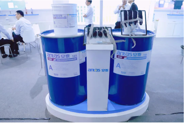集泰股份的展位熱鬧非凡，吸引了中國建筑玻璃與工業(yè)玻璃協(xié)會領(lǐng)導(dǎo)以及來自武漢、河南、廣東、山東、四川、重慶等多省市的參觀團隊的到訪。他們與集泰股份工程產(chǎn)品銷售部的領(lǐng)導(dǎo)進行了深入交流和詳細(xì)參觀。