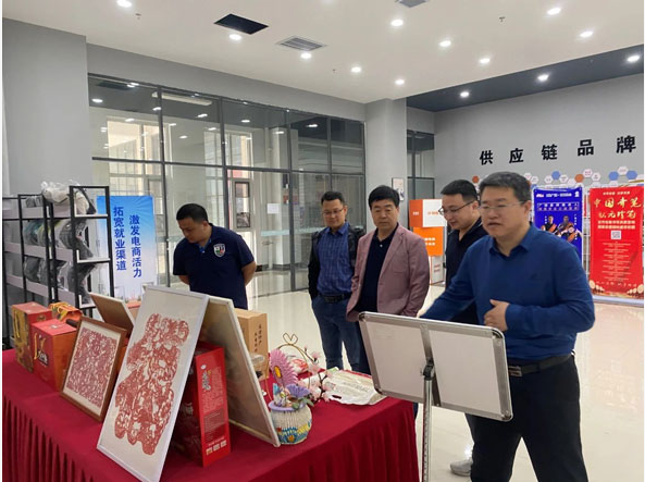 考察團一行還參觀了學校創(chuàng)新創(chuàng)業(yè)中心的直播電商基地，對該基地的設施和實踐環(huán)境給予了高度評價。他們認為該基地為學生提供了實踐和創(chuàng)新的平臺，有助于培養(yǎng)創(chuàng)業(yè)精神和實際操作能力。