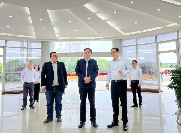 長(zhǎng)江涂料公司熱烈歡迎了中國(guó)涂料工業(yè)協(xié)會(huì)會(huì)長(zhǎng)劉普軍及其隨行領(lǐng)導(dǎo)的到訪。長(zhǎng)江涂料總經(jīng)理張衛(wèi)中代表公司向劉會(huì)長(zhǎng)一行展示了公司的發(fā)展歷程、經(jīng)營(yíng)理念以及在應(yīng)對(duì)各種挑戰(zhàn)方面所采取的措施和方法。
