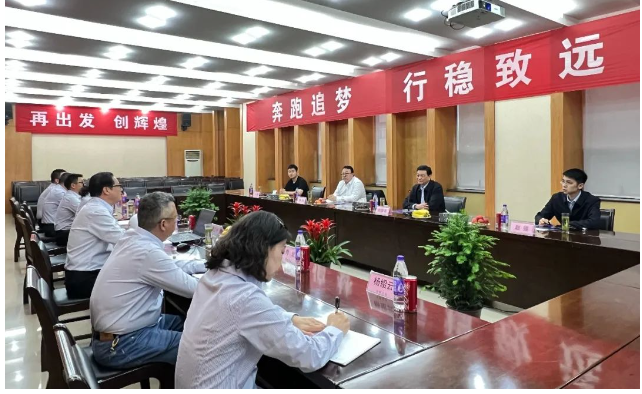 劉普軍會(huì)長(zhǎng)對(duì)長(zhǎng)江涂料公司在綠色轉(zhuǎn)型升級(jí)、高質(zhì)量發(fā)展道路上的努力表示充分肯定和贊許。這次訪問(wèn)為雙方的交流與合作提供了更好的機(jī)遇，也進(jìn)一步推動(dòng)了中國(guó)涂料行業(yè)的發(fā)展。