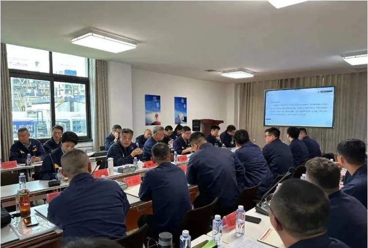 黑貓股份于近日在唐山黑貓舉行了一場高規(guī)格的現(xiàn)場交流會，該公司黨委副書記、董事長兼總經(jīng)理魏明親臨會場主持。此次會議旨在以全面改善黑貓生產(chǎn)管理組織水平為總基調(diào)，通過實地對標(biāo)和深入交流，進(jìn)一步提升黑貓股份的生產(chǎn)管理水平。