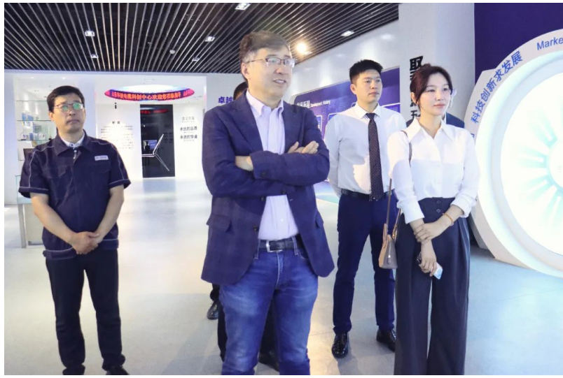 華凌電纜引進(jìn)了白俄羅斯國(guó)家科學(xué)院高分子材料技術(shù)，進(jìn)行成果轉(zhuǎn)化和市場(chǎng)化應(yīng)用，填補(bǔ)了國(guó)內(nèi)高端技術(shù)和新材料領(lǐng)域的空白，這一舉措得到了考察團(tuán)的一致贊賞。