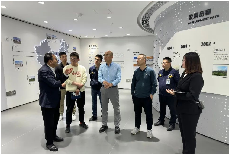 簽約儀式前，專(zhuān)家組先后參觀了青島黑貓研發(fā)中心、檢測(cè)中心和中試車(chē)間。青島黑貓公司黨支部書(shū)記、總經(jīng)理王宏以及相關(guān)研發(fā)團(tuán)隊(duì)向?qū)＜医M介紹了公司的自主研發(fā)項(xiàng)目、與相關(guān)大學(xué)合作項(xiàng)目的進(jìn)展情況，以及產(chǎn)品在輪胎中的應(yīng)用特性。