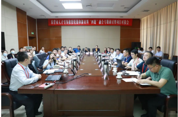 值得一提的是，俄羅斯自然科學(xué)院外籍院士、青島市政協(xié)副主席、青島科技大學(xué)教授、原副校長(zhǎng)劉光燁，華南理工大學(xué)教授、聚合物新型成型裝備國(guó)家工程研究中心常務(wù)副主任何和智(中國(guó)工程院院士瞿金平代表)，青島科技大學(xué)廣饒橡膠工業(yè)研究院院長(zhǎng)林廣義以及山東華盛橡膠有限公司總經(jīng)理趙瑞青共同為國(guó)家級(jí)先進(jìn)橡膠材料與高端綠色輪胎研究院(籌)揭牌。與會(huì)專(zhuān)家還作了專(zhuān)題報(bào)告。