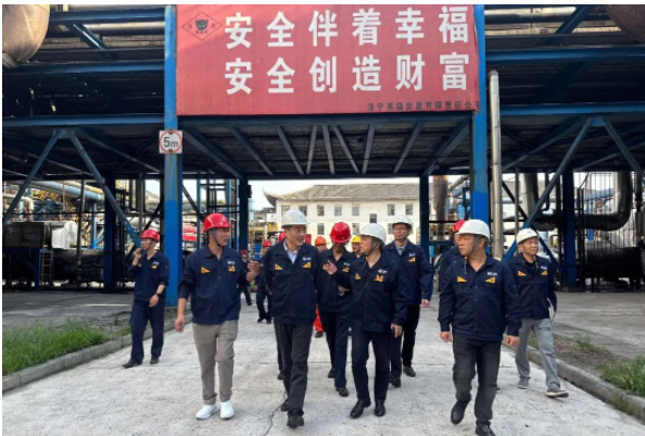 會(huì)議結(jié)束后，盛旺喜一行還實(shí)地考察了濟(jì)寧黑貓公司的黨建活動(dòng)室、炭黑車間、儲(chǔ)運(yùn)中心、動(dòng)力車間和精制車間等地，詳細(xì)了解了生產(chǎn)管理、工藝控制和設(shè)備運(yùn)行等情況。與此同時(shí)，他們還考察了時(shí)聯(lián)黑貓投資項(xiàng)目的運(yùn)營情況，并就下一步的工作提出了具體要求。