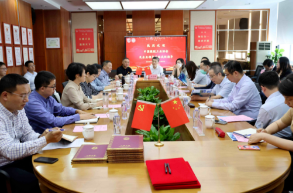 上海大學(xué)與中國橡膠工業(yè)協(xié)會(huì)輪胎分會(huì)戰(zhàn)略合作簽約儀式在上海大學(xué)環(huán)境與化學(xué)工程學(xué)院成功舉行。這次校地企強(qiáng)強(qiáng)聯(lián)合的合作將推動(dòng)產(chǎn)業(yè)鏈和創(chuàng)新鏈的深度融合。
