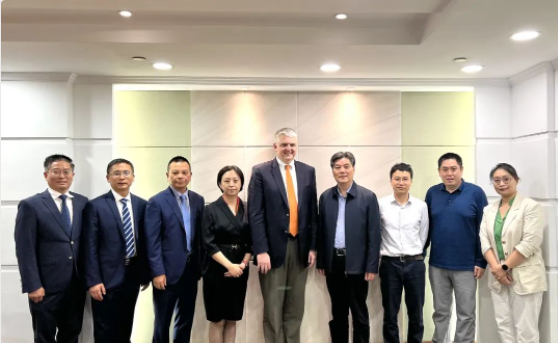 據(jù)了解，會議上還有上海市發(fā)改委能源處、產(chǎn)業(yè)處以及資源節(jié)約和環(huán)境保護(hù)處的相關(guān)領(lǐng)導(dǎo)出席?？ú┨毓靖笨偛?、中國區(qū)董事總經(jīng)理及功能性補強材料中國區(qū)業(yè)務(wù)總監(jiān)王維琤女士、亞太區(qū)制造管理、中國區(qū)企業(yè)事務(wù)以及上海工廠的相關(guān)負(fù)責(zé)人也參加了會議。
