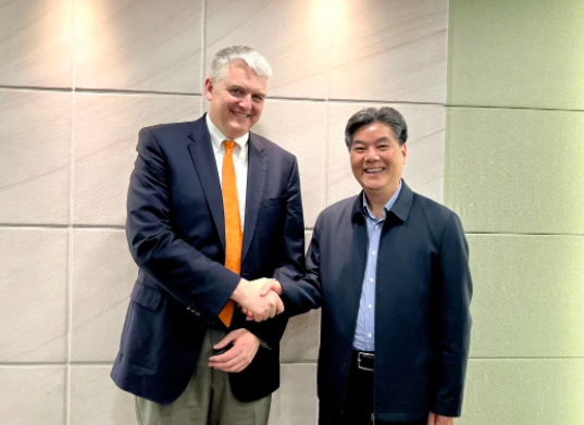 卡博特公司執(zhí)行副總裁、功能性補強材料業(yè)務(wù)總裁、數(shù)字化運營總裁兼美洲地區(qū)總裁霍博特先生(Bart Kalkstein)一行拜會了上海市發(fā)改委陳國忠副主任等有關(guān)領(lǐng)導(dǎo)。