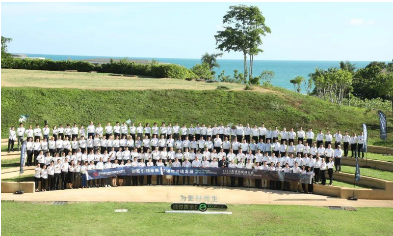 國橡中心2023全球戰(zhàn)略研討會于日前在泰國羅勇成功舉行。會議聚集了國橡中心產(chǎn)業(yè)鏈相關(guān)負(fù)責(zé)人，共同探討以創(chuàng)新為動力、促進產(chǎn)業(yè)鏈協(xié)同、實現(xiàn)可持續(xù)發(fā)展的途徑。
