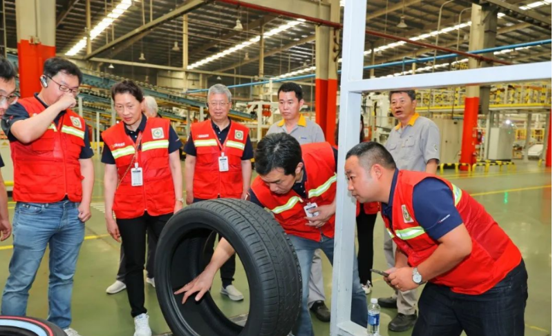 會議前，與會人員先后參觀了賽輪柬埔寨工廠和越南生產(chǎn)基地，深入了解了賽輪集團的生產(chǎn)實力和區(qū)域布局。據(jù)了解，在會上，賽輪集團董事長劉燕華總結(jié)了賽輪的獨特優(yōu)勢及其背后的根源，并對企業(yè)未來戰(zhàn)略目標(biāo)的實現(xiàn)路徑進行了規(guī)劃。