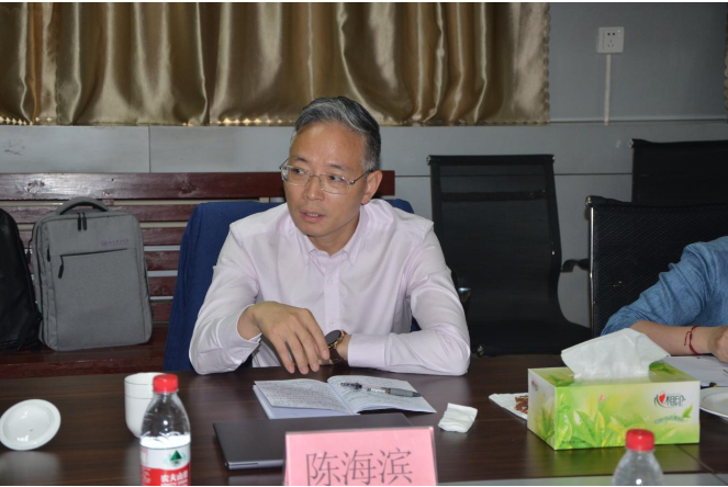 黨委副書記、副董事長(zhǎng)、總經(jīng)理陳海濱提出了幾點(diǎn)要求。首先，他強(qiáng)調(diào)今年是雄鷹要打贏翻身仗的關(guān)鍵年份，不僅要取得勝利，還要以出色的表現(xiàn)取得勝利。他希望集團(tuán)在營(yíng)收規(guī)模、產(chǎn)能提升、利潤(rùn)和產(chǎn)銷方面取得更大的進(jìn)步。陳海濱總經(jīng)理指出，開(kāi)門紅并不意味著放松，雄鷹集團(tuán)要保持緊張的狀態(tài)直到年底，因?yàn)榘倮锾粢坏臋C(jī)會(huì)還需要更多的努力。