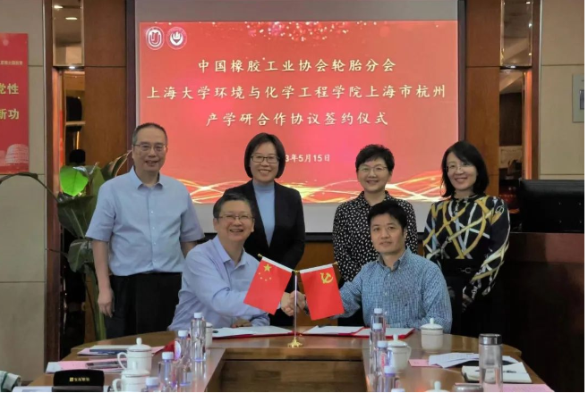 上海大學&中橡協(xié)輪胎分會，戰(zhàn)略合作 座談會上，焦正處長表示，上海大學與中國橡膠工業(yè)協(xié)會輪胎分會之間的產(chǎn)學研深度合作，必將為橡膠行業(yè)帶來更廣闊的發(fā)展機遇和更高質(zhì)量的發(fā)展前景。隨后，與會雙方共同觀看了上海大學的介紹短片。上海大學環(huán)化學院副院長李莉從學院的師資隊伍、研究方向、科研成果等方面介紹了學院的科研實力，并對學院與中國橡膠工業(yè)協(xié)會輪胎分會共同合作推動輪胎行業(yè)的創(chuàng)新發(fā)展表示期待。中策橡膠股份有限公司高級副總裁張利民介紹了中國輪胎行業(yè)的現(xiàn)狀和未來發(fā)展方向，并表示希望高校的學術(shù)研究優(yōu)勢和企業(yè)的實踐經(jīng)驗?zāi)軌驗檩喬バ袠I(yè)的升級發(fā)展做出更多貢獻。