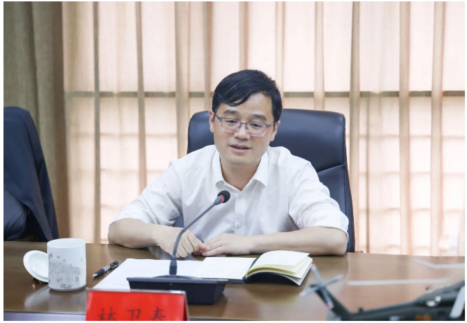 會上，黑貓集團危廢和超導電炭黑等子項目負責人分別匯報了項目建設的進展情況以及需要協(xié)調解決的問題。林衛(wèi)春在現場與園區(qū)管委會、塔山、樂港、自規(guī)、住建等單位部門負責人就解決方案進行了研究，并明確了責任人，制定了時間表和施工圖。