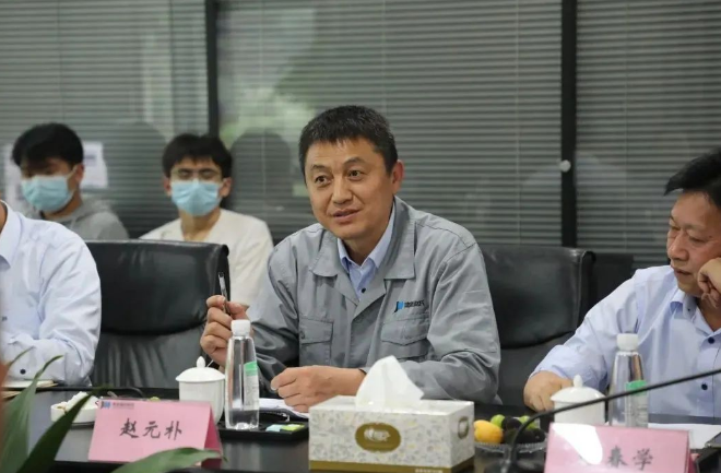 會議伊始，主持人趙元樸對各位領導、嘉賓的到來表示熱烈歡迎和致以誠摯謝意。他表示，建新博士后工作站以規(guī)范管理、嚴格要求、勇于創(chuàng)新、追求卓越為宗旨，致力于轎車密封件、減振件、底盤件、金屬及高分子材料等產品的技術研發(fā)。建新高度重視博士后科研工作站的建設，以博士后工作站為紐帶，與高校持續(xù)深入開展產學研合作，有力地推動了企業(yè)整體科研水平提高，為企業(yè)的改革創(chuàng)新提供了理論和人才支持。