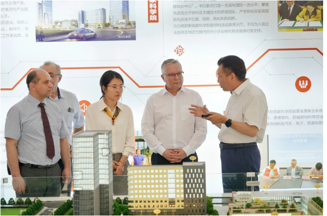 據了解，王兆波向白俄羅斯專家介紹了中白新材料產業(yè)園的最新發(fā)展情況。該產業(yè)園以科技研發(fā)與應用、綠色智能制造、新材料研發(fā)、軌道交通、高端裝備和智慧物流為主導產業(yè)，集成了電子商務、文化娛樂和現代服務等配套業(yè)態(tài)。產業(yè)園通過建設標準化廠房、研發(fā)中心、科創(chuàng)孵化以及寫字樓等，打造了第四代新型智能制造產業(yè)園，為企業(yè)提供了上下游融合、優(yōu)質資源集聚和服務生態(tài)系統的支持。