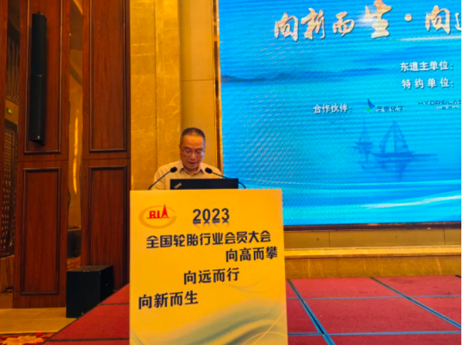 會議期間，中策橡膠集團股份有限公司高級副總裁張利民，代表輪胎分會理事長、中策橡膠董事長沈金榮作了題為《向新向遠向高，在激宕中激發(fā)創(chuàng)新發(fā)展的新動能》的報告，張利民指出，我國輪胎行業(yè)在2023年一季度取得了良好開局，企業(yè)開工率有所回升。然而，他也指出我國輪胎行業(yè)面臨諸多問題，如復雜嚴峻的外部經(jīng)濟形勢、未來出口形勢不容樂觀以及國內(nèi)和行業(yè)內(nèi)部的突出問題，這些都對高質(zhì)量發(fā)展帶來了影響。