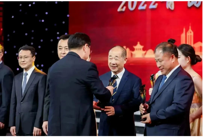 秦慶平在發(fā)布儀式上受到了高度贊揚(yáng)。據(jù)了解，他不忘初心，勇往直前，在逆境中實(shí)現(xiàn)了企業(yè)的高起點(diǎn)發(fā)展。金能化學(xué)(青島)有限公司投資巨資建設(shè)了全球最大的丙烷脫氡基地，奠定了青島在國內(nèi)碳三產(chǎn)業(yè)鏈的領(lǐng)軍地位。這一舉措為企業(yè)界帶來了顛覆性的創(chuàng)新，專注于深耕循環(huán)發(fā)展理念，成功開辟了一條與其他企業(yè)不同的綠色低碳、智能安全的發(fā)展路徑。